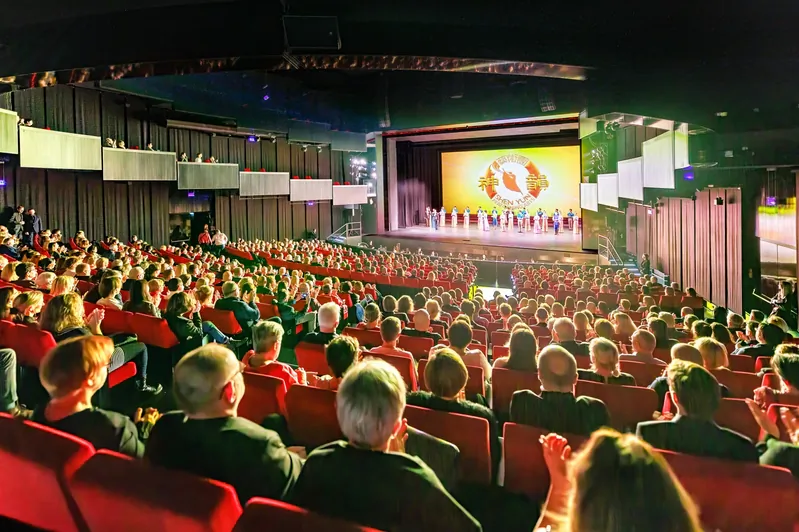 Shen Yun Performing Arts' curtain call at The Centre for the Meeting of Cultures–Opera Hall in Lublin, Poland, on Jan. 11, 2025. (The Epoch Times)