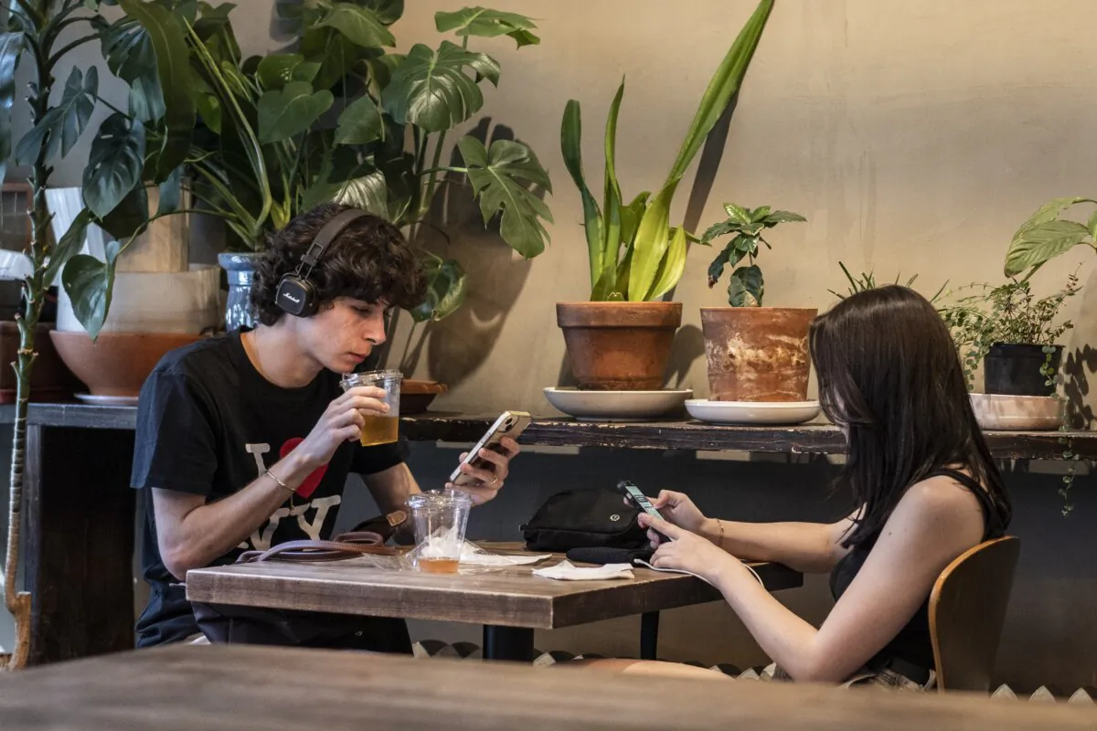 People with their phones in New York City on June 13, 2024.(Samira Bouaou/The Epoch Times)