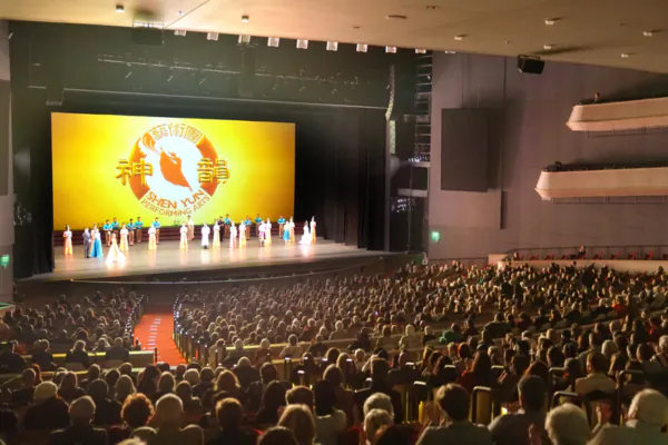 Shen Yun Performing Arts' curtain call at the Steven Tanger Center on Jan. 15, 2025. (Lei Yue/The Epoch Times)