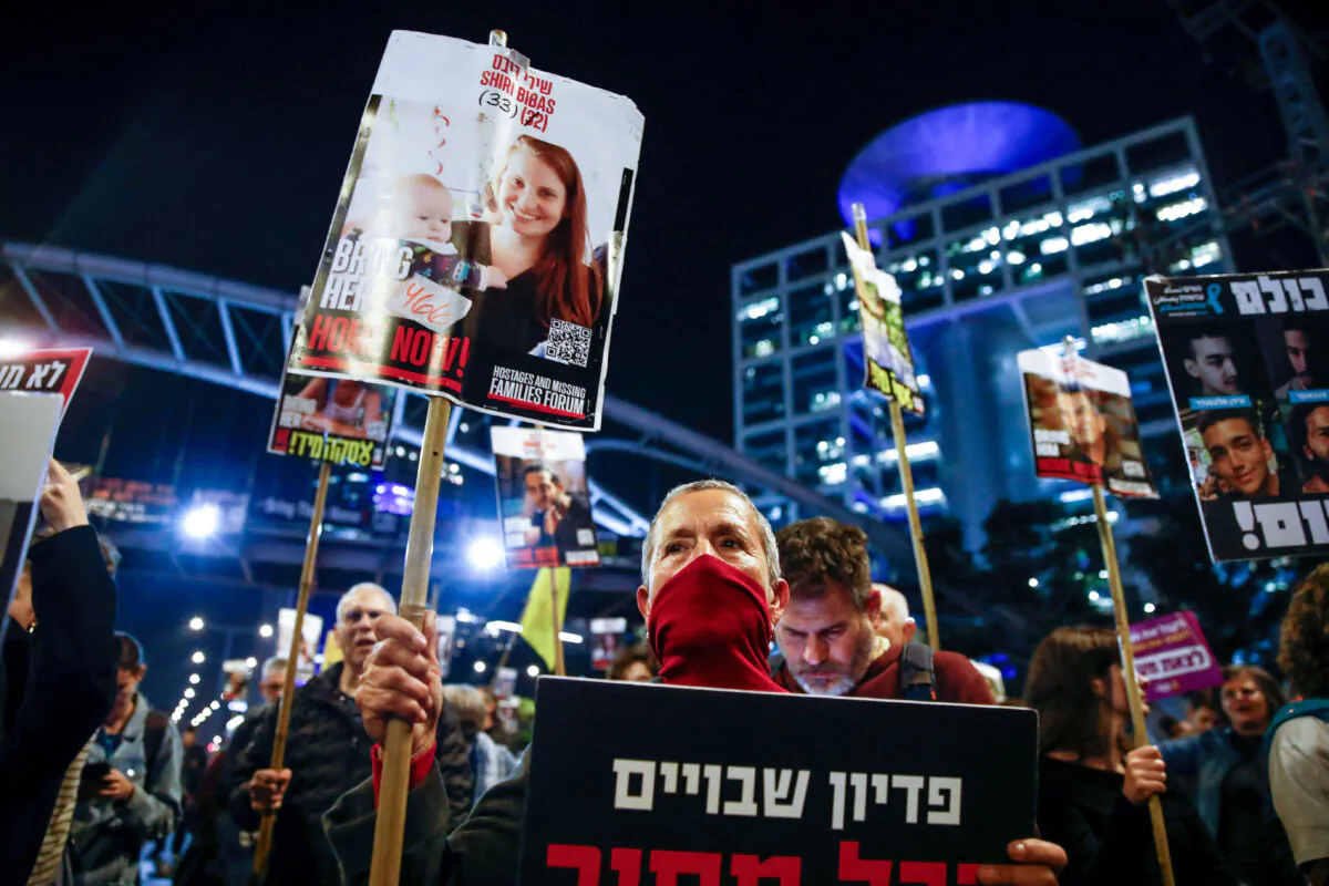 Supporters and family members of hostages kidnapped during the deadly October 7, 2023, attack on Israel by Hamas, protest ahead of a ceasefire between Israel and Hamas, in Tel Aviv, Israel, January 16, 2025. REUTERS/Shir Torem