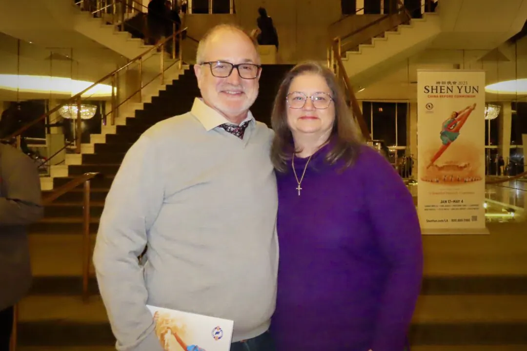 Kevin Hicks and his wife, Lesa Hicks, at the Dorothy Chandler Pavilion in Los Angeles on Jan. 19, 2025. (Alice Sun/The Epoch Times)
