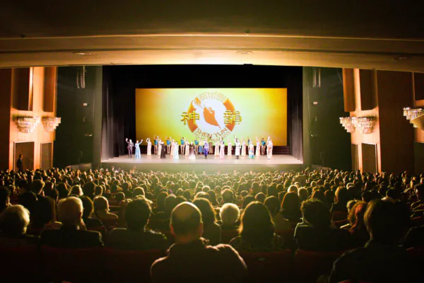 Shen Yun Performing Arts curtain call at the Dorothy Chandler Pavilion in Los Angeles, on Jan. 17, 2025. (Eric Zhang/The Epoch Times)