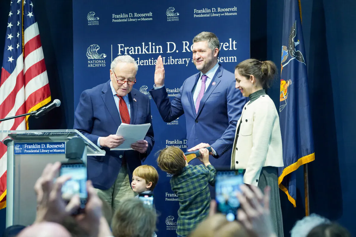 Rep. Pat Ryan (D-N.Y.) is sworn in by Senate Minority Leader Chuck Schumer (D-N.Y.) at the Franklin D. Roosevelt Presidential Library and Museum in Hyde Park, N.Y., on Jan. 18, 2025. (Cara Ding/The Epoch Times)