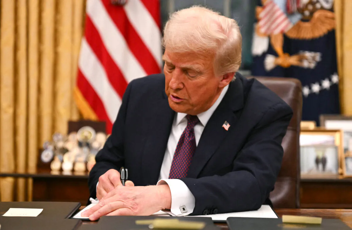 President Donald Trump signs an executive order on birthright citizenship in the Oval Office of the White House in Washington on Jan. 20, 2025. (Jim Watson/AFP)