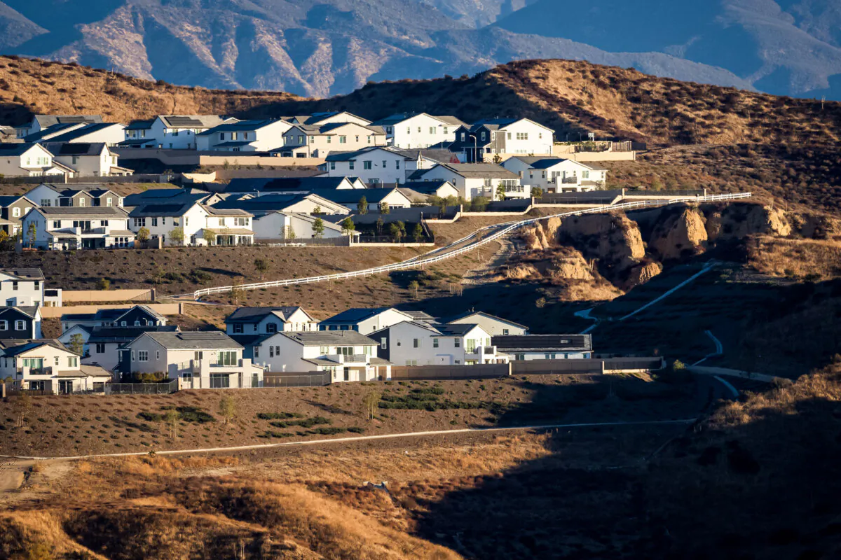 A housing development near the Chiquita Canyon Landfill in Castaic, Calif., on Nov. 22, 2024. (John Fredricks/The Epoch Times)