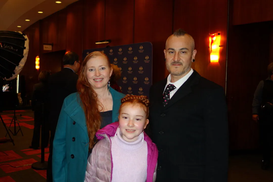 Shane and Jen Harmon and their daughter at the Shen Yun Performing Arts performance at Keller Auditorium on Jan. 23, 2025. (Frank Zhang/The Epoch Times)