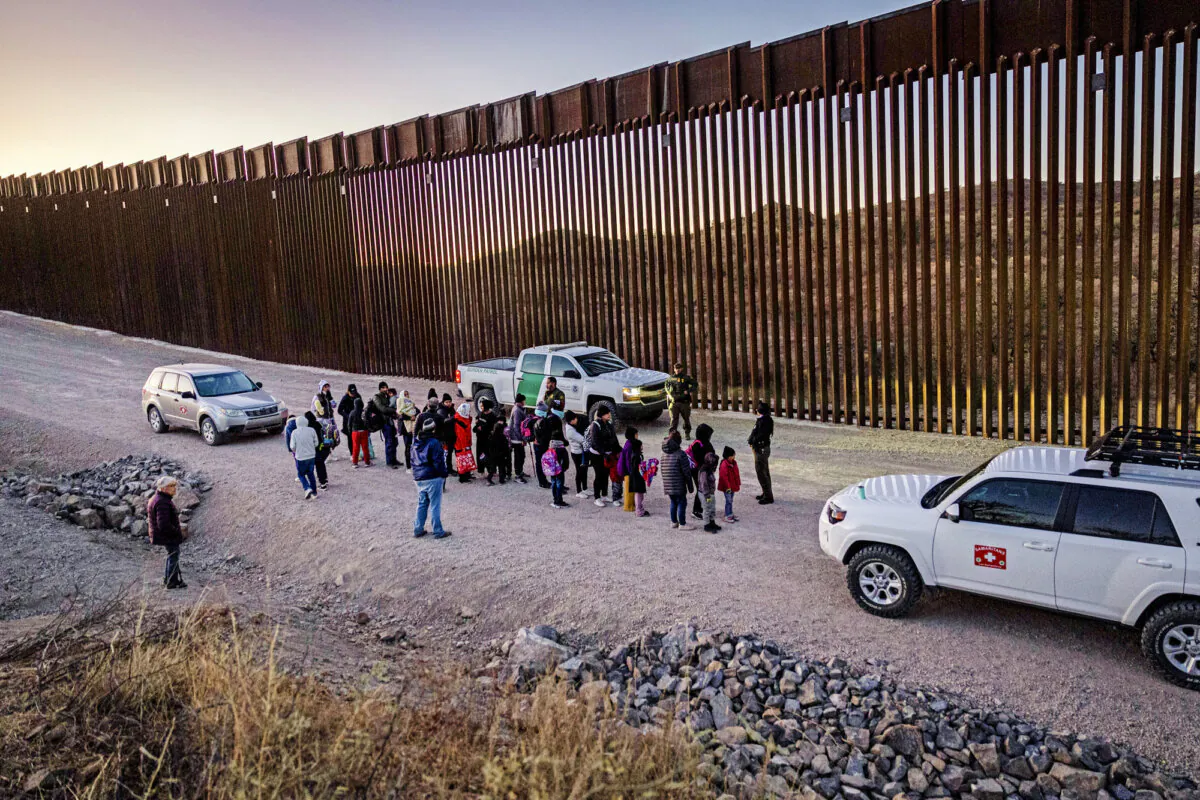 U.S. Border Patrol agents prepare to transport illegal immigrants for processing next to the U.S.–Mexico border fence near Sasabe, Ariz., on Jan. 19, 2025. (John Moore/Getty Images)