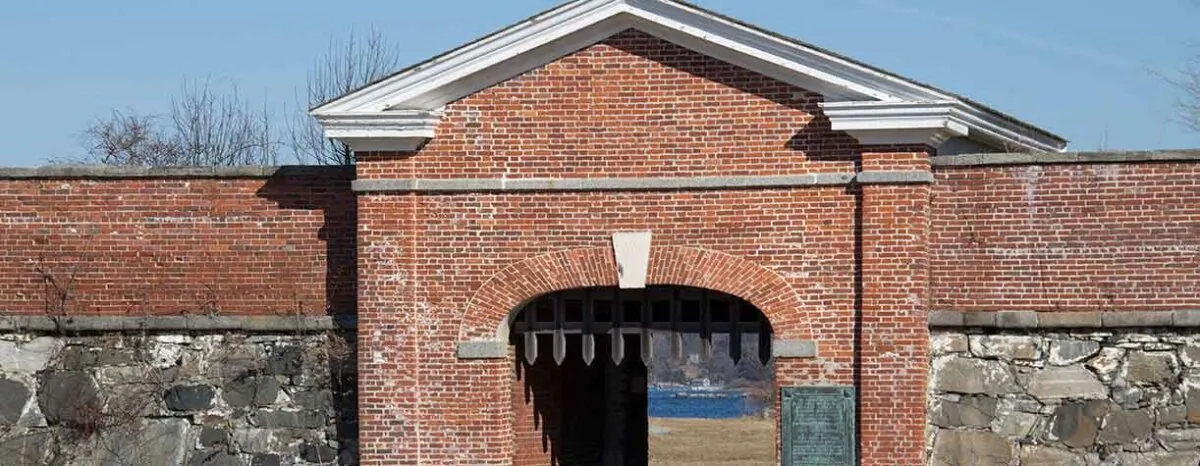 The entrance to Fort William and Mary, or Fort Constitution, today. It was the site of a raid to secure arms and arsenal for the American militia. New Hampshire State Park. (Public Domain)