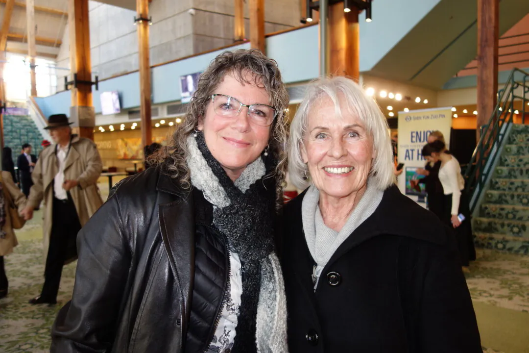 Anne Conlee-Brower (R) enjoyed Shen Yun at the Hult Center in Eugene, Oregon, on Jan. 26, 2025. (Lily Yu/The Epoch Times)