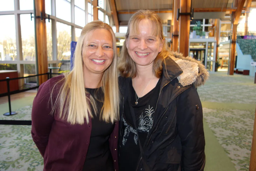 Melody Abarca-Millan and her sister, Joy Efseaff (R) watched Shen Yun Performing Arts at the Hult Center in Eugene, Ore., on Jan. 26, 2025. (Lily Yu/The Epoch Times)