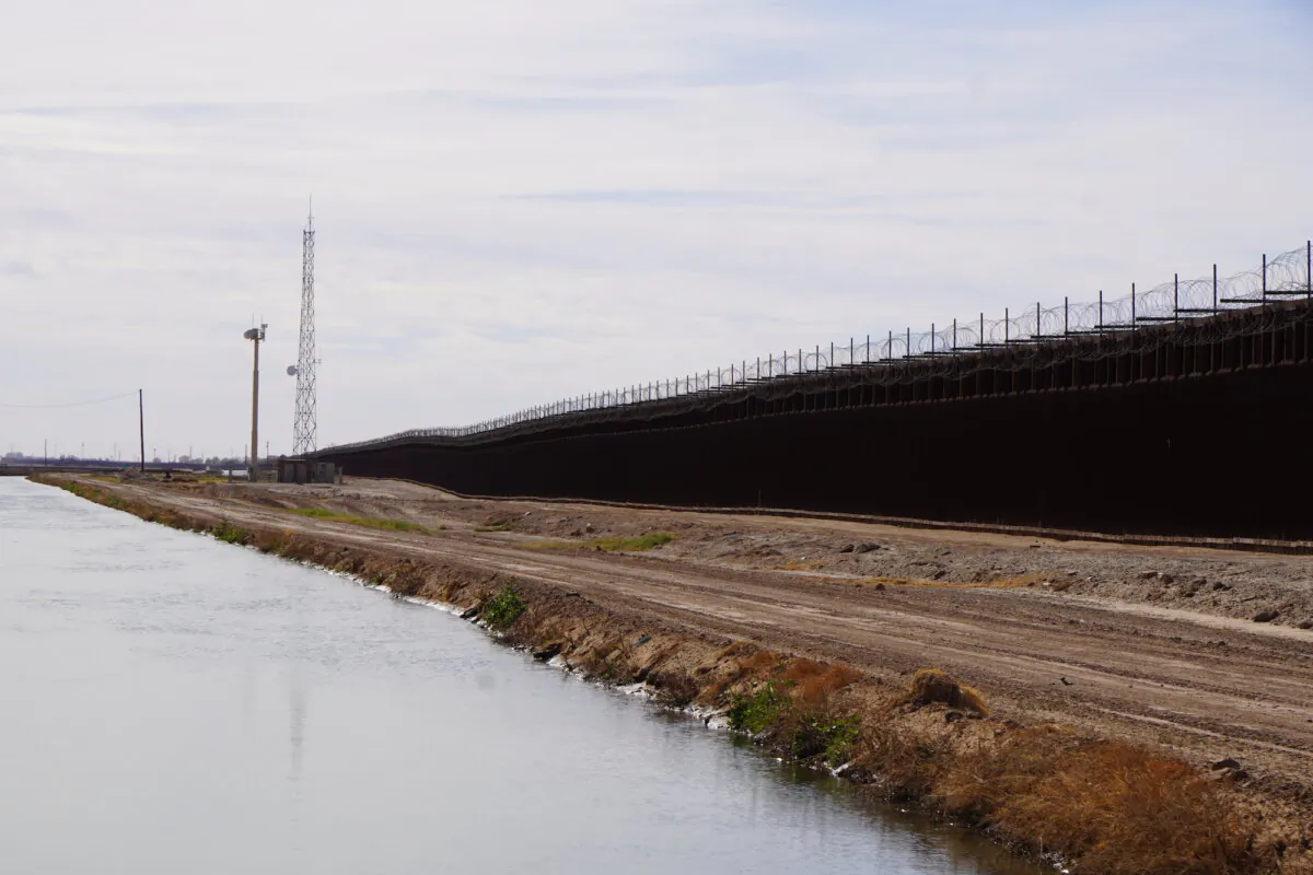 The border wall along the canal road in Yuma, Ariz., showed no signs of migrant activity on Jan. 23, 2025. (Allan Stein/The Epoch Times)