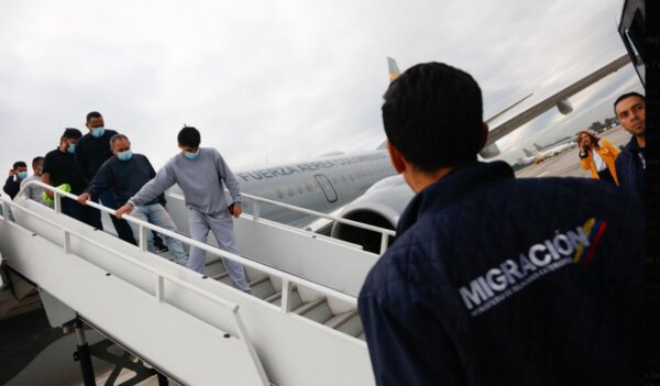 US Deportation Flights Land in Colombia	