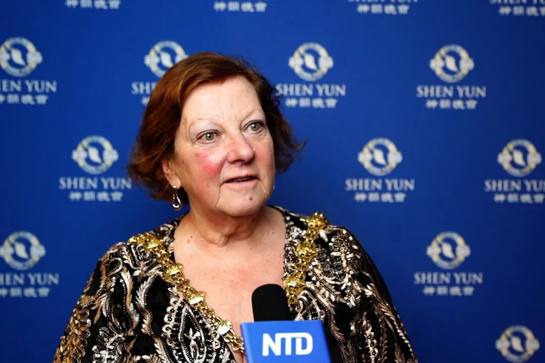The Lord Mayor of Stoke-on-Trent, Lyn Mary Sharpe, attended Shen Yun Performing Arts at the Regent Theatre in Stoke-on-Trent on Jan. 28, 2025. (NTD)