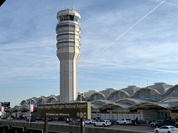  Plane Crashes Into Potomac River Near Reagan Airport