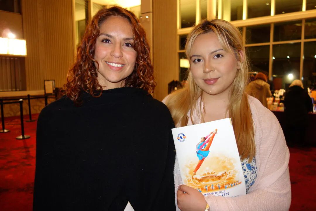 Ilse Pastor (L) and her daughter saw the Shen Yun performance at the SAFE Credit Union Performing Arts Center in Sacramento, Calif., on Jan. 29, 2025. (Lily Yu/The Epoch Times)