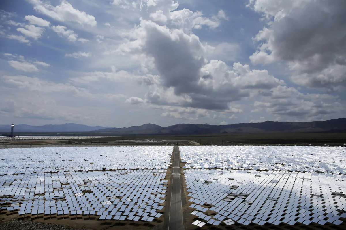 An array of mirrors at the Ivanpah Solar Electric Generating site is shown in California, across the state line from Primm, Nev., on Aug. 13, 2014. (John Locher/AP Photo)