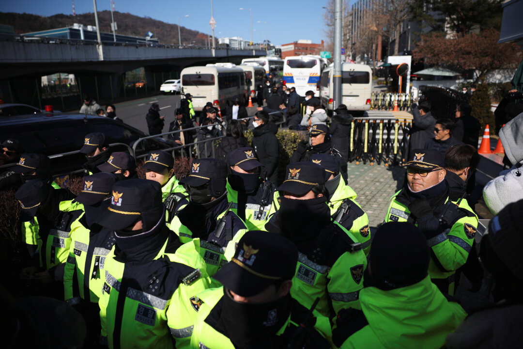 South Korean Investigators Fail to Arrest President Yoon After Standoff With Guards