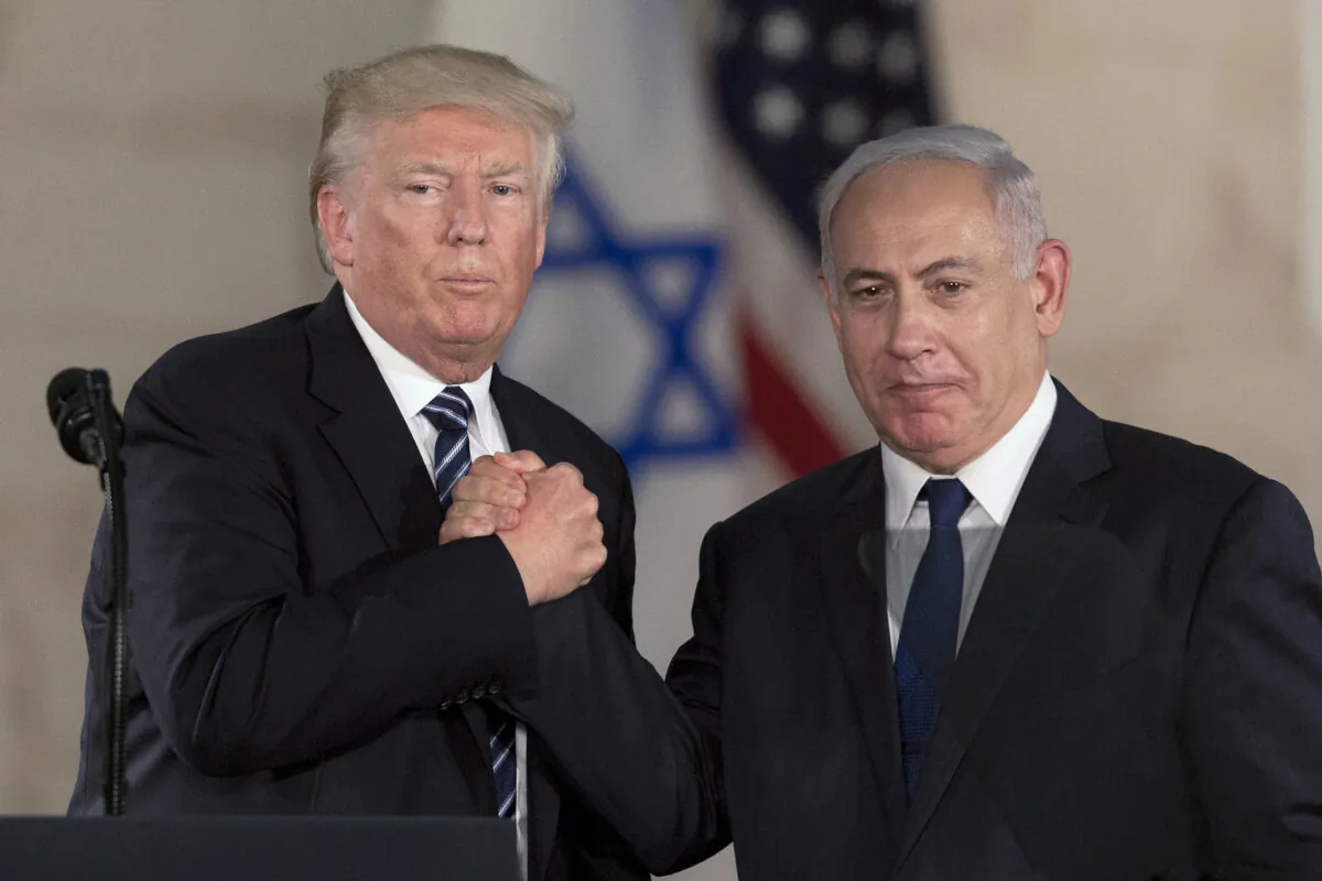 U.S. President Donald Trump (L) and Israeli Prime Minister Benjamin Netanyahu shake hands at the Israel Museum in Jerusalem on May 23, 2017. (Sebastian Scheiner/AP Photo)