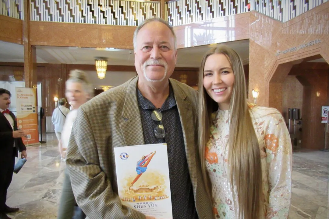 Doug Bean and Jessica Olsen enjoyed Shen Yun's evening performance at The Smith Center for the Performing Arts on Feb. 28, 2025. (Linda Jiang/The Epoch Times)