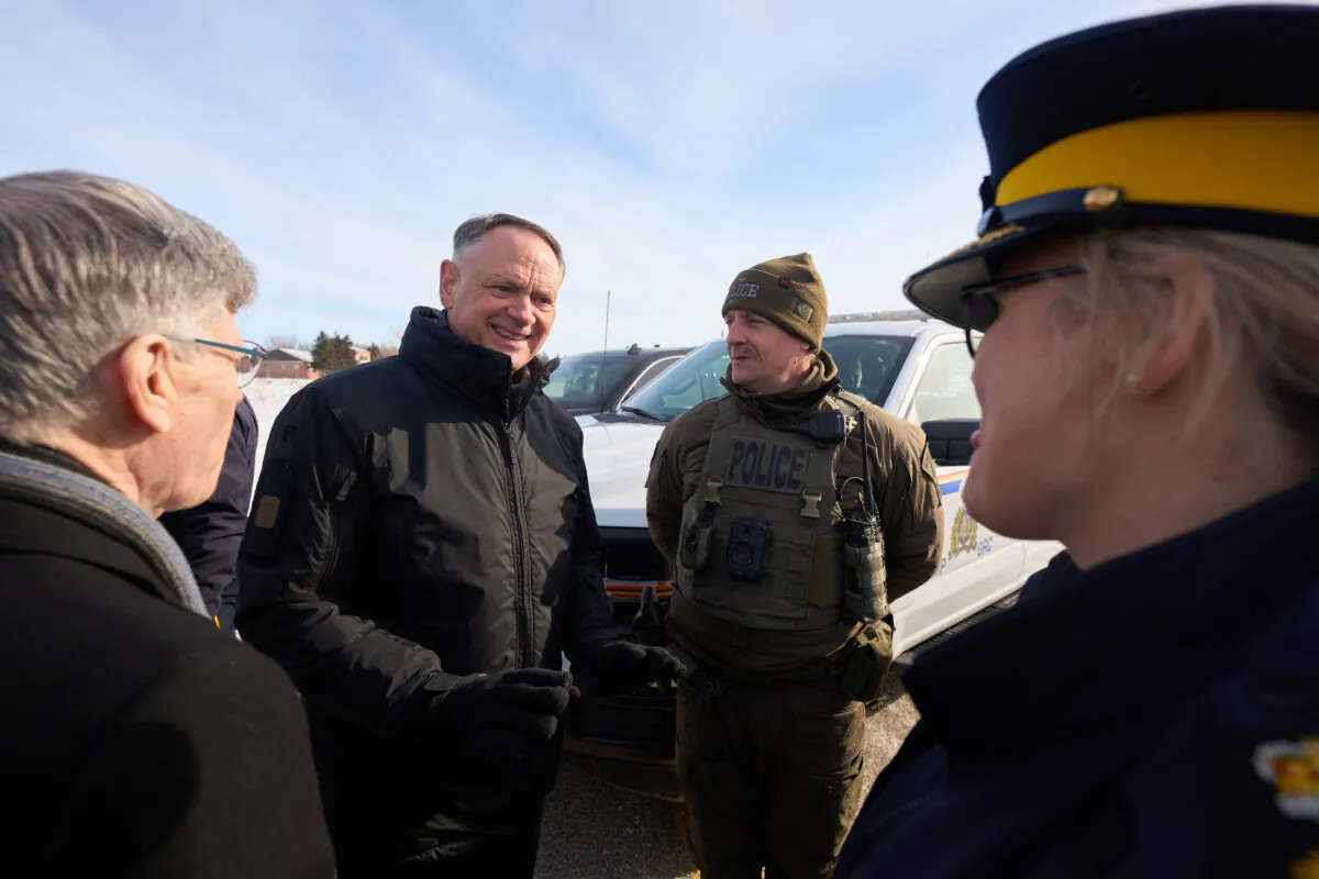 Minister of Public Safety David McGuinty speaks with RCMP Assistant Commissioner and Northwest Region Commander Lisa Moreland (R) and an RCMP Emergency Response Team member at the Canada/U.S. border in Emerson, Man., on Feb. 4, 2025. (The Canadian Press/David Lipnowski)
