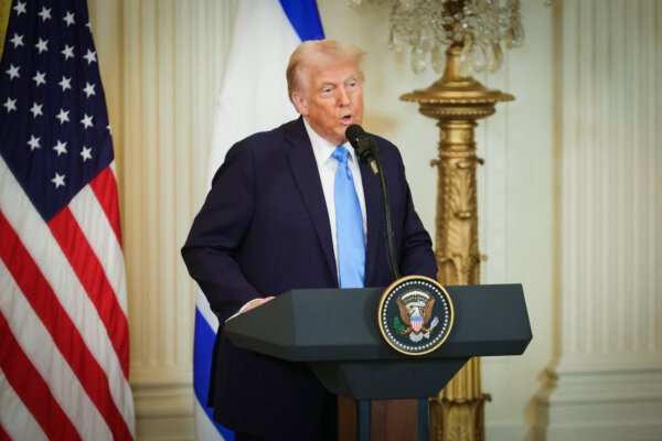 Trump Signs Order Barring Men From Women’s Sports