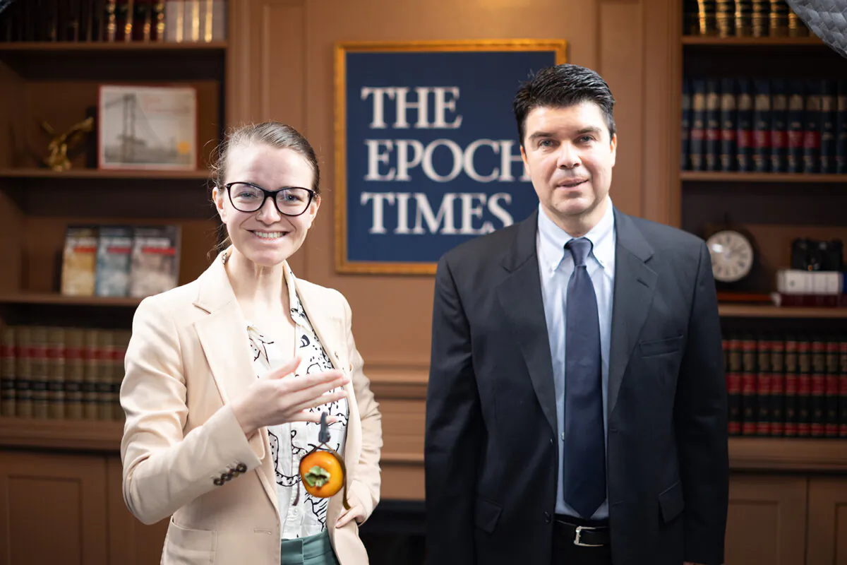 Capella Kerst (L) demonstrating a product from her innovative startup, Gecko Materials. (The Epoch Times)