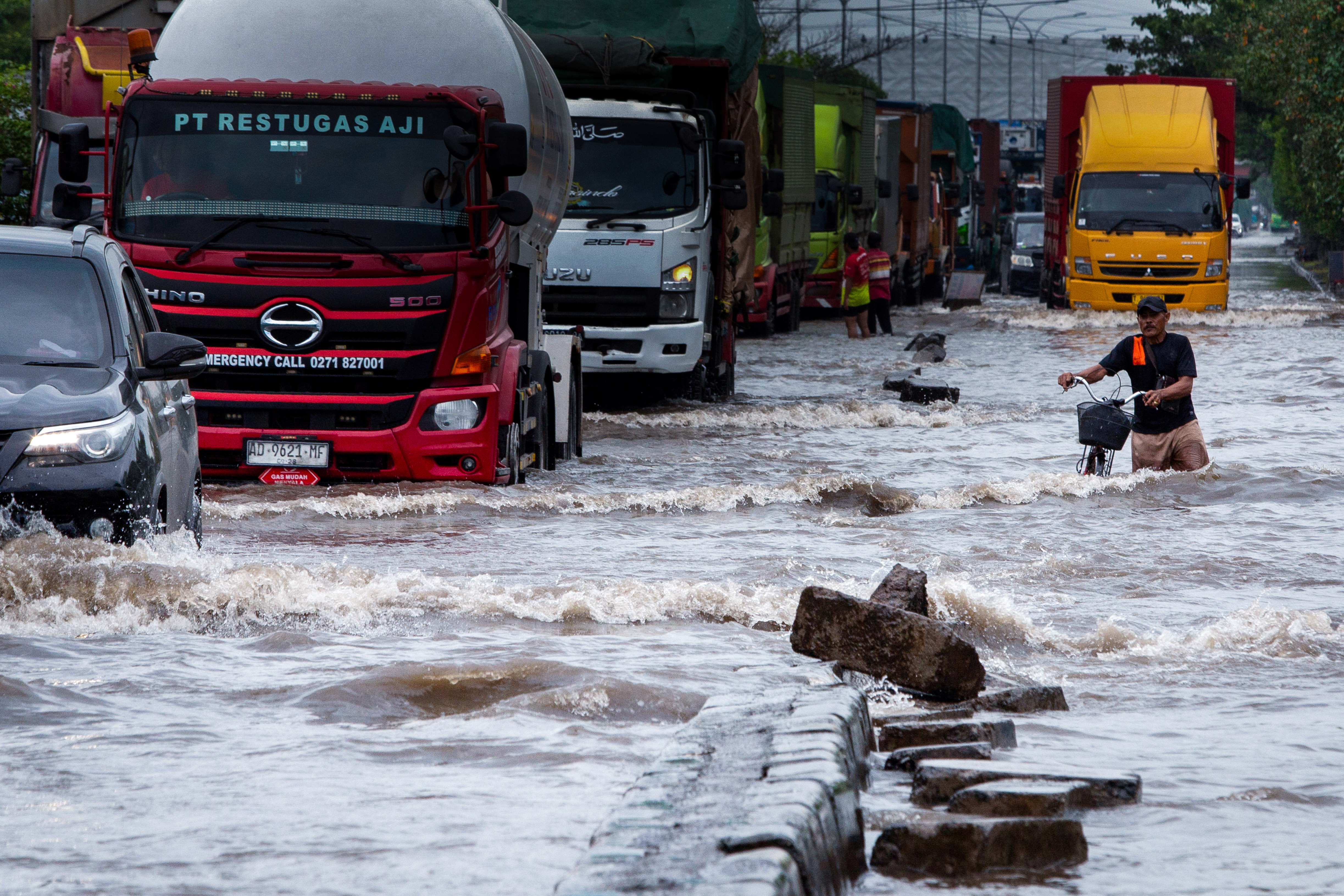 Day in Photos: Flood in Central Java, Trump Hosts Japanese Prime Minister, and Plane Crash in Brazil