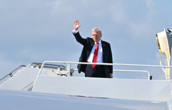 Trump Becomes 1st Sitting President to Attend Super Bowl