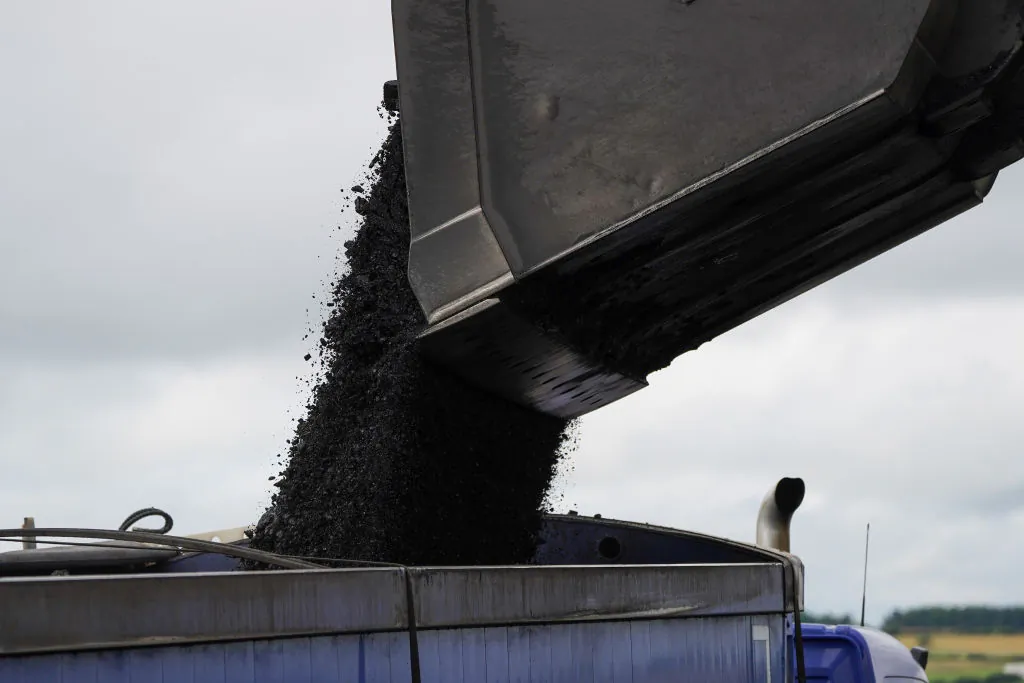 Coal is loaded onto a lorry. (Ian Forsyth/Getty Images)