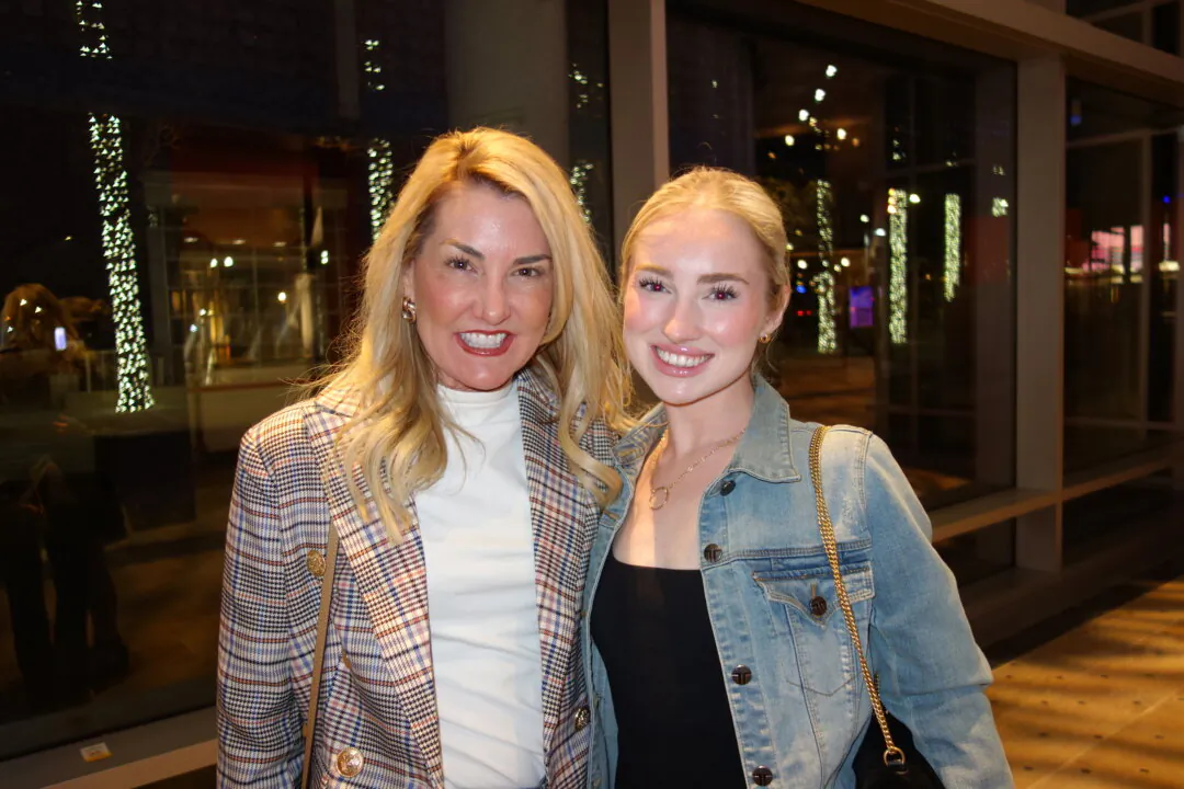 Holly Reycraft (L) and Elle Reycraft enjoyed Shen Yun at the Ikeda Theater at Mesa Arts Center on Feb. 11, 2025. (Lily Yu/The Epoch Times)