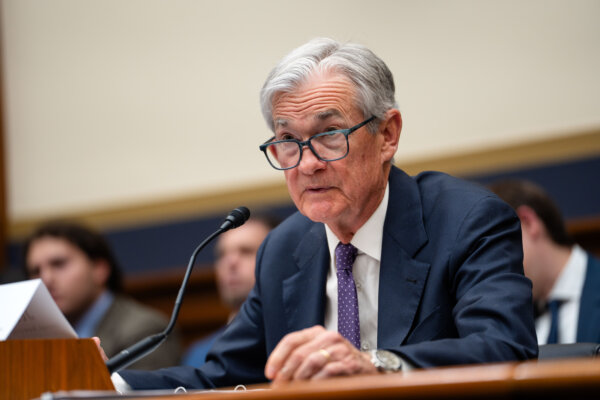 Fed Leaves Interest Rates Unchanged, 2 Officials Dissent