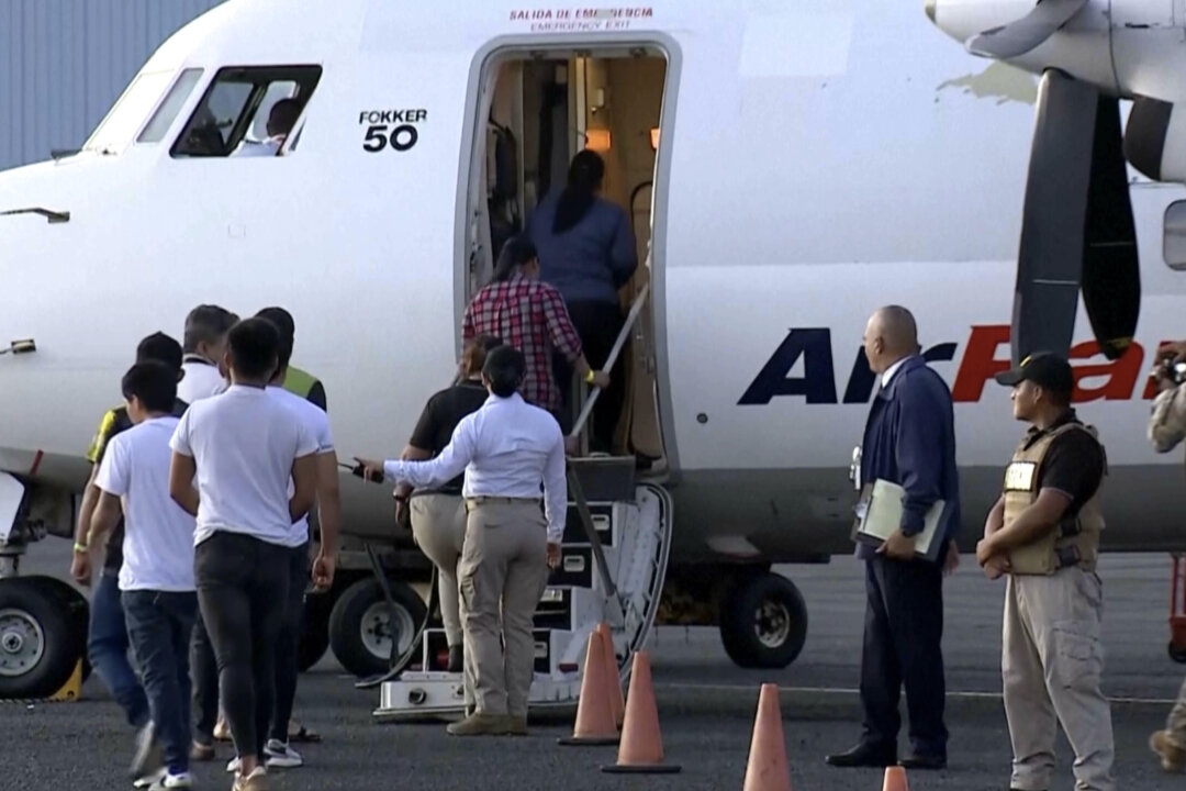 First US Flight Carrying Deportees of Different Nationalities Arrives in Panama