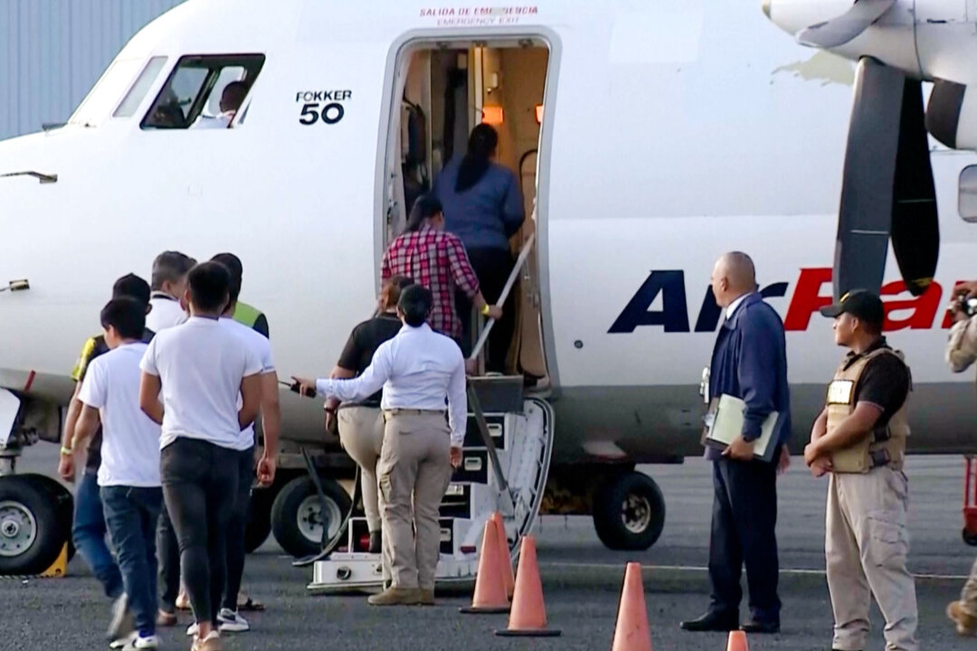 First US Flight Carrying Deportees of Different Nationalities Arrives in Panama