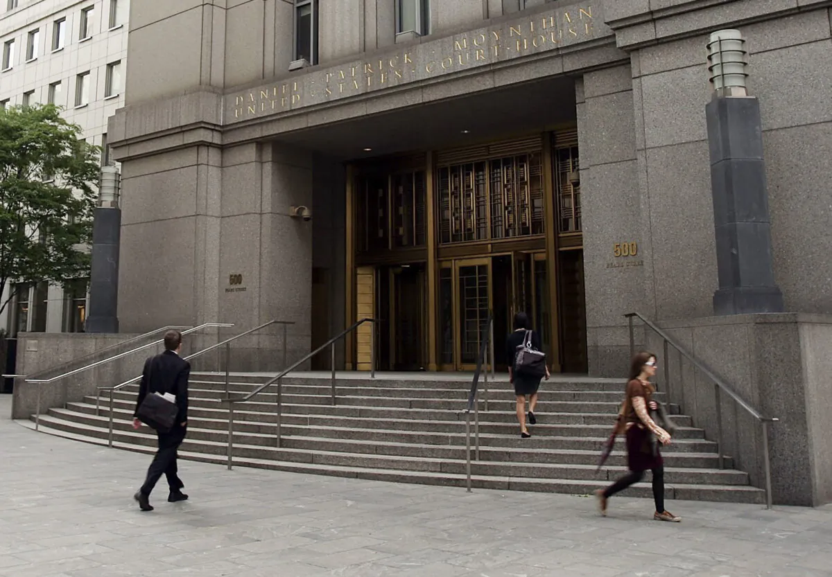 People walk in front of the Daniel Patrick Moynihan U.S. Courthouse in New York City on May 26, 2009. (Spencer Platt/Getty Images)