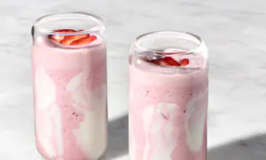 You Only Need 3 Ingredients for This ‘Strawberry Cloud’ Smoothie