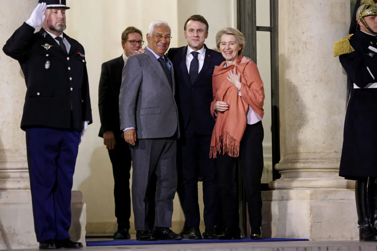 French President Emmanuel Macron (C) says goodbye to European Council President Antonio Costa (L) and European Commission President Ursula von der Leyen after a meeting on the situation in Ukraine, at the Elysee Palace in Paris on Feb. 17, 2025. (Tom Nicholson/Getty Images)