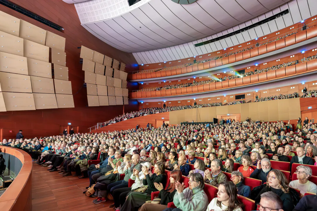 Shen Yun Perfoming Arts' curtain call at the Teatro degli Arcimboldi, in MIlan on Jan.19, 2025. (The Epoch Times)