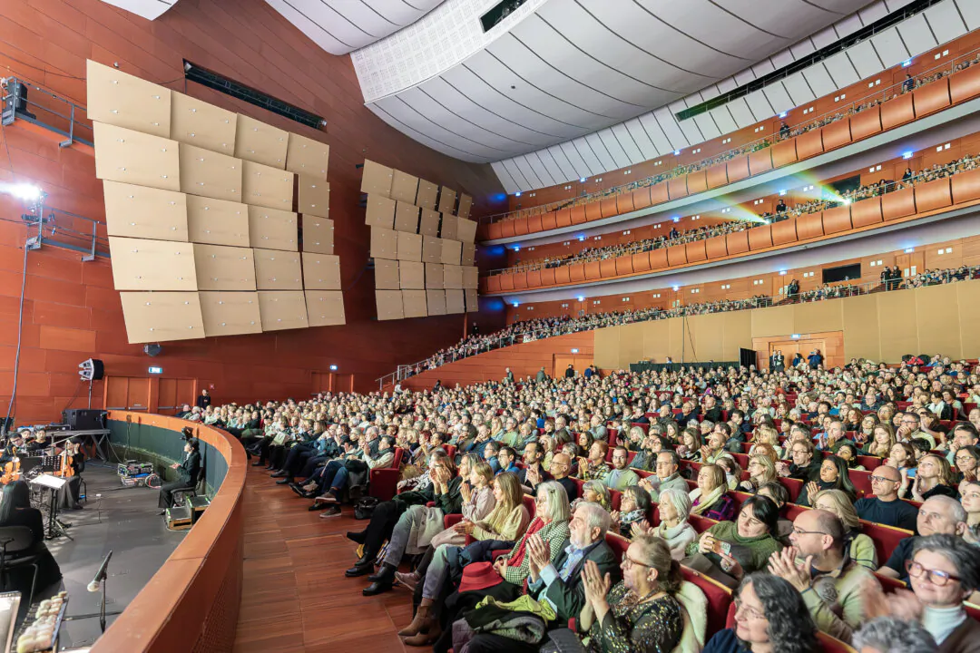 Shen Yun Perfoming Arts' curtain call at the Teatro degli Arcimboldi, in MIlan on Jan. 18, 2025. (The Epoch Times)