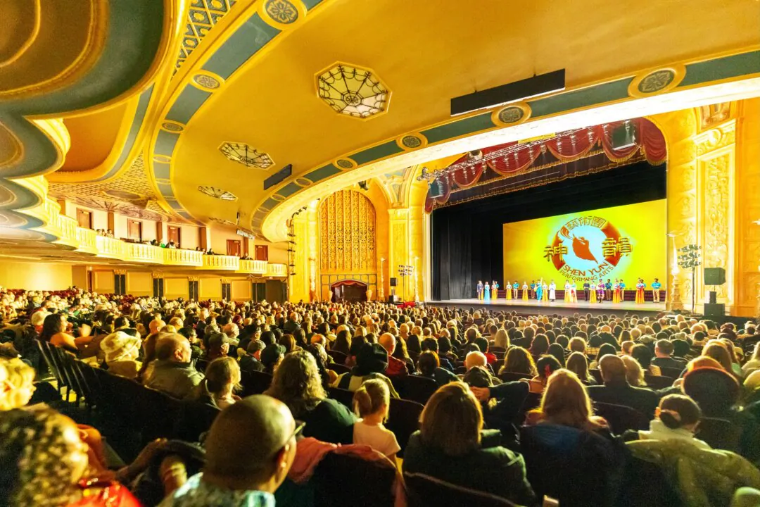 Shen Yun Perfoming Arts' curtain call at the Detroit Opera House on Feb. 9, 2025. (Jessie Lin)