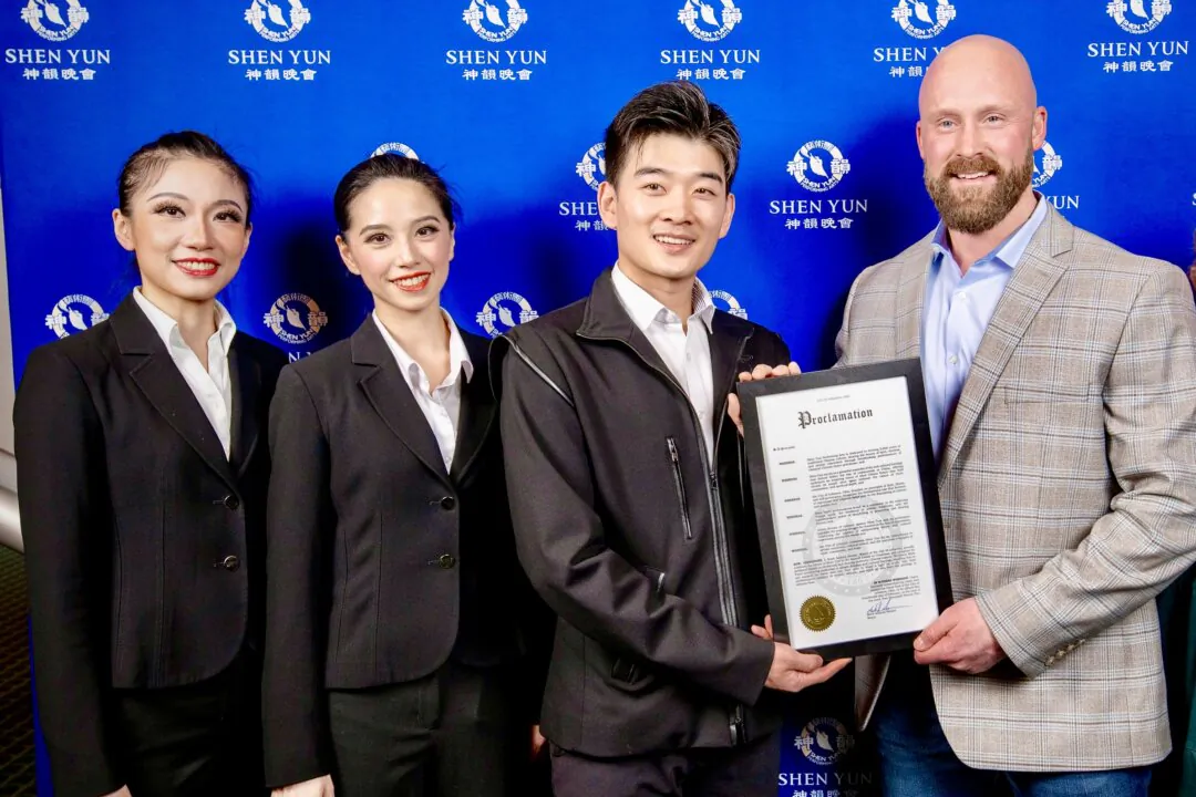 Mark Andrew Messer, mayor of Lebanon, Ohio, presented Shen Yun artists a proclamation at the Aronoff Center for the Arts in Cincinnati on Feb. 15, 2025. (NTD)