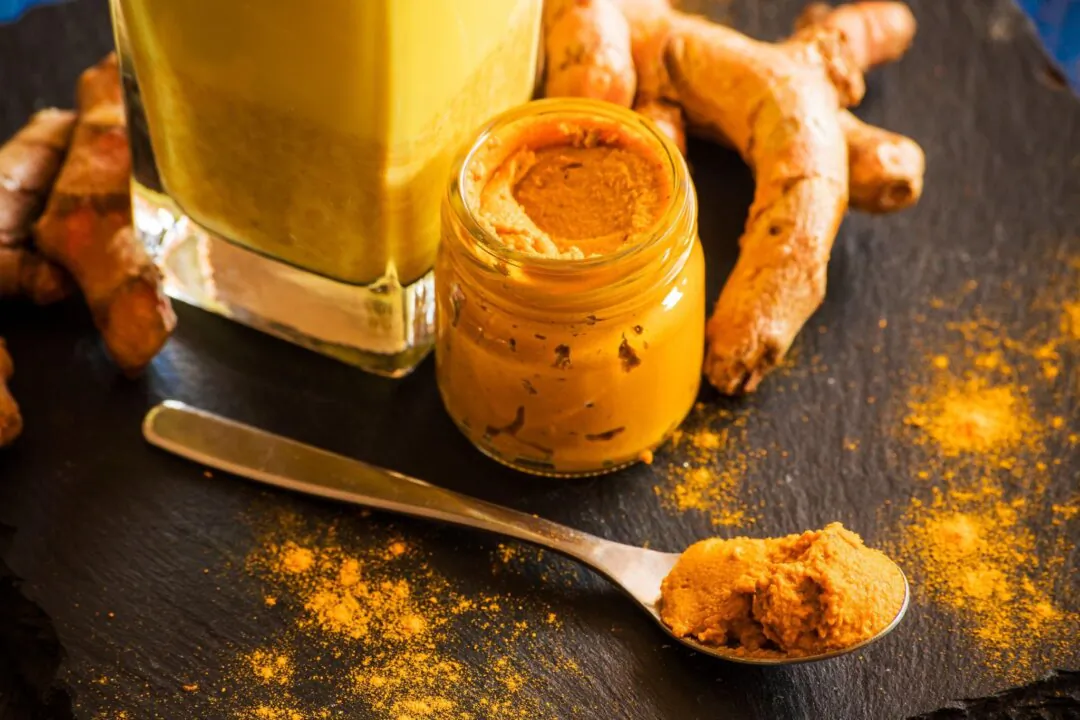 Adding turmeric powder to organic soy milk provides brain-protective benefits. (marcinm111/Shutterstock)