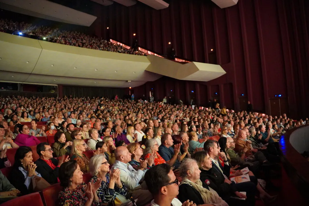 Shen Yun Performing Arts' curtain call at the Centro de Bellas Artes Luis A Ferré, in San Juan, on Feb. 9, 2025. (The Epoch Times) 