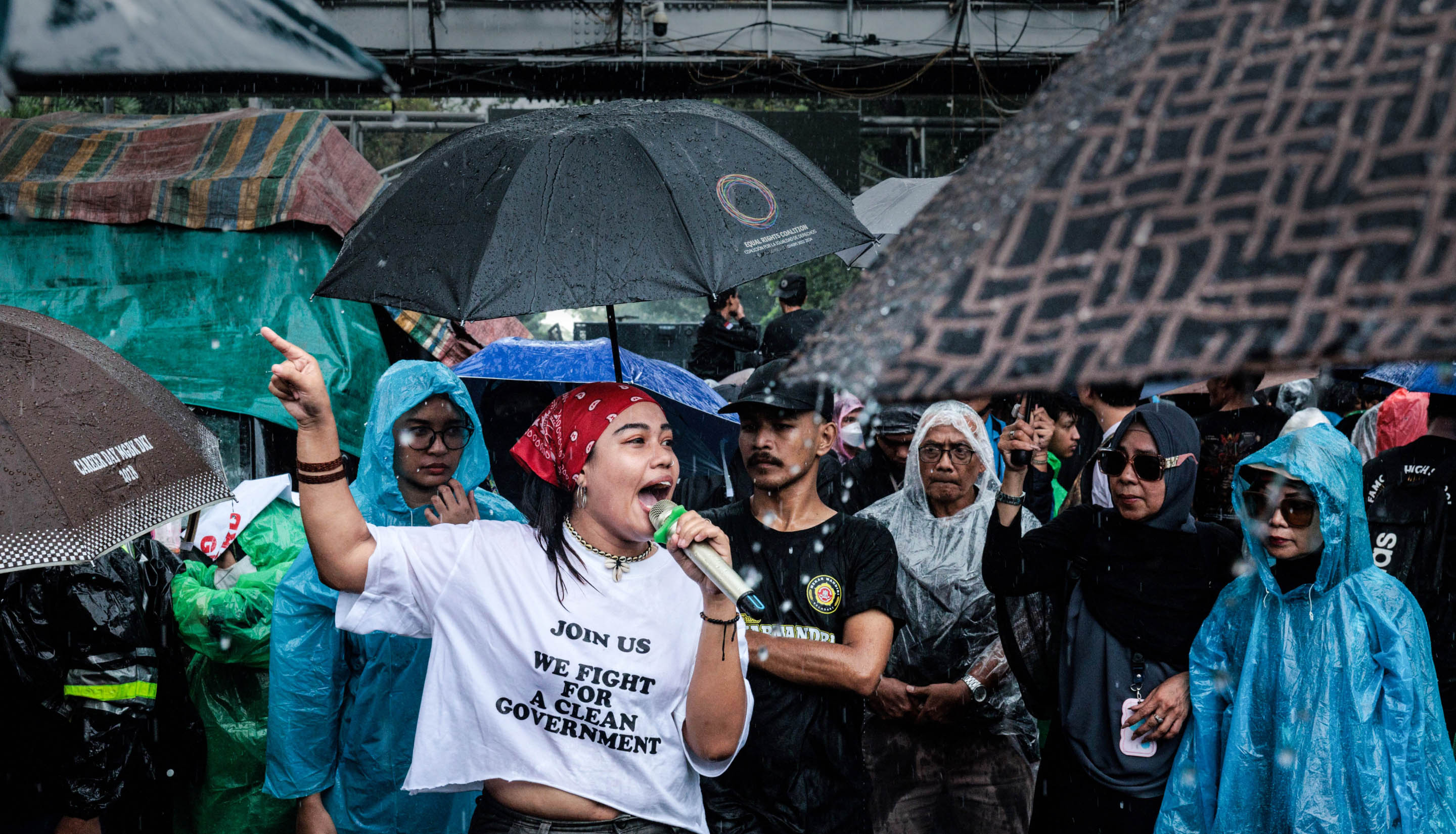 Day in Photos: Protests in Indonesia, Howard Lutnick Sworn In, Heavy Snow in Turkey