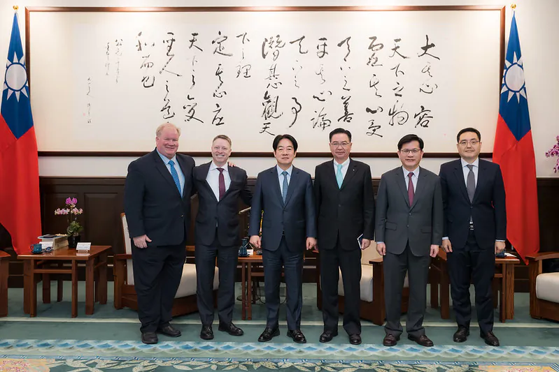 President Lai Ching-te (C) meets with Matthew Pottinger in Taipei City on Feb. 17, 2025. (Courtesy of Presidential Office)