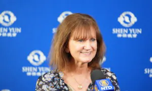 New Zealand Author Says Shen Yun Displays Important Values