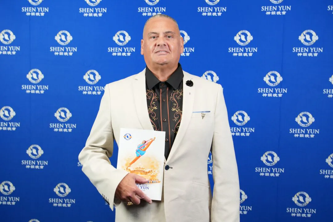 Tom Davis, a Mainfreight branch manager, watches Shen Yun Performing Arts at the Kiri Te Kanawa Theatre, Aotea Centre in Auckland, New Zealand, on Feb. 23, 2025. (NTD)