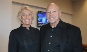 Retired Aviation Instructor Supports Shen Yun’s Message of Freedom