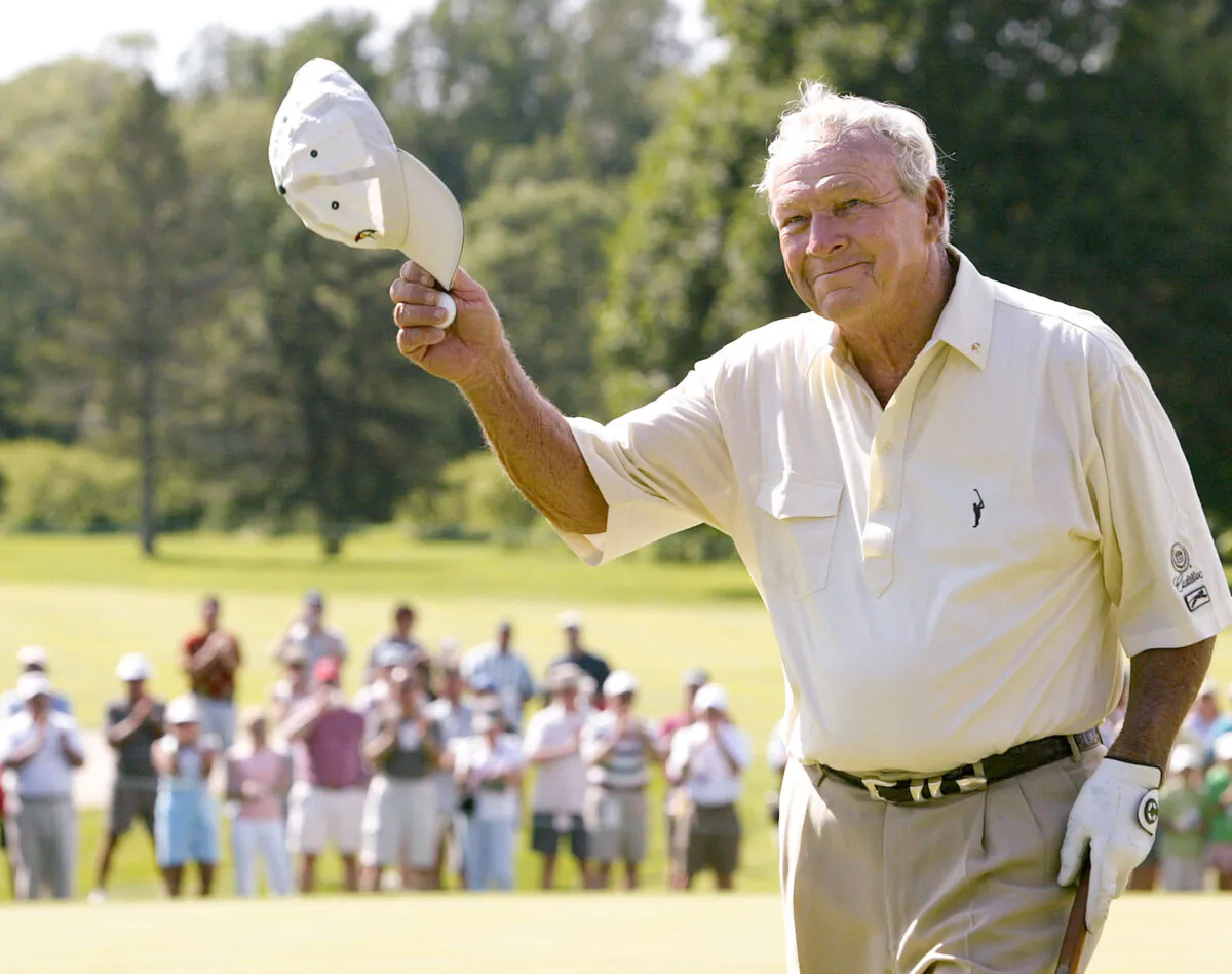 Arnold Palmer bows and then tips his cap to the gallery after he birdied the 18th hole during the first round of the 2005 Bank of America Championship at Nashawtuc Country Club in Concord, Mass., on June 24, 2005.  (J Rogash/Getty Images)