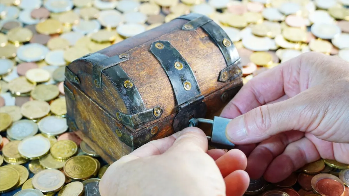 Many investors are turning to safe-haven investments to safeguard their portfolios. (Canary4stock/Shutterstock)