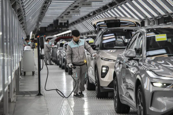 Chinese Manufacturing Contracts for Third Straight Month | Business Matters (June 30)